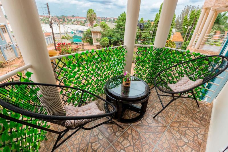 Modern Cozy 2 Bedroom Retreat with Private Balcony - image 8