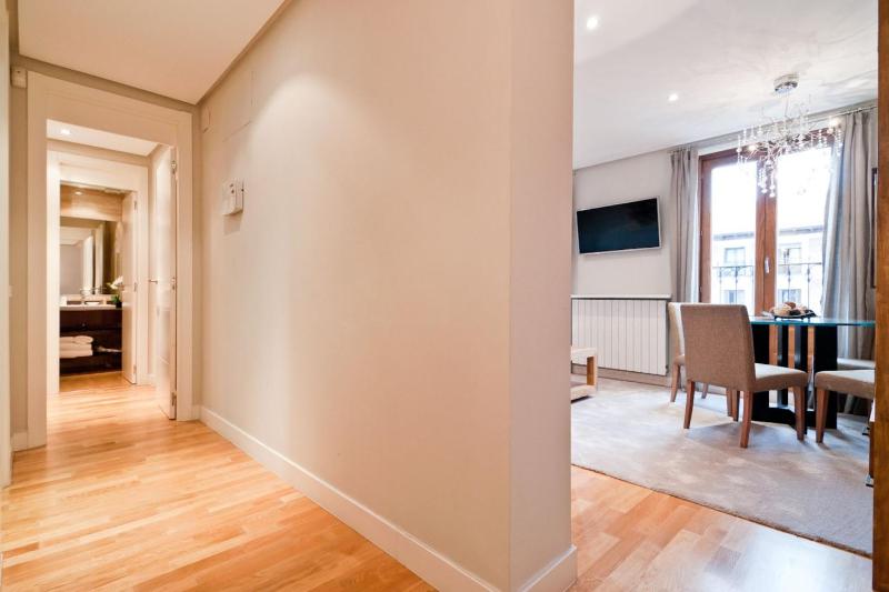 Stylish Flat Steps from Retiro - image 11
