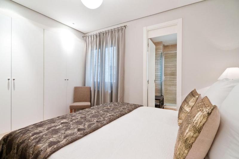 Stylish Flat Steps from Retiro - image 12