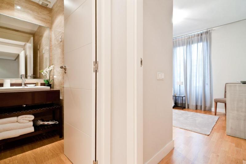 Stylish Flat Steps from Retiro - image 7