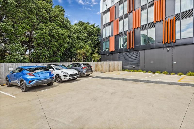 Modern High Rise Parking Zodiak Stays - image 13