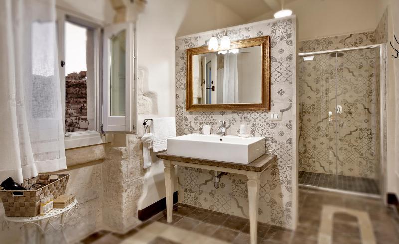 Deluxe Triple Room image 3