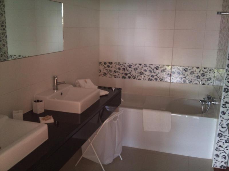One-Bedroom Apartment image 3