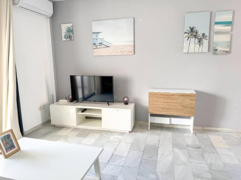 Torremolinos: Quiet 1bedroom with pool & sea views - image 14
