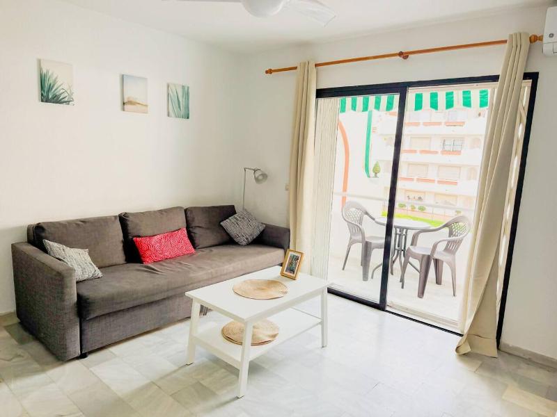 Torremolinos: Quiet 1bedroom with pool & sea views - image 12
