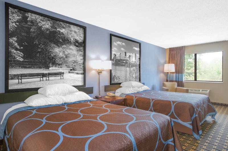 Queen Room with Two Queen Beds - Smoking image 2