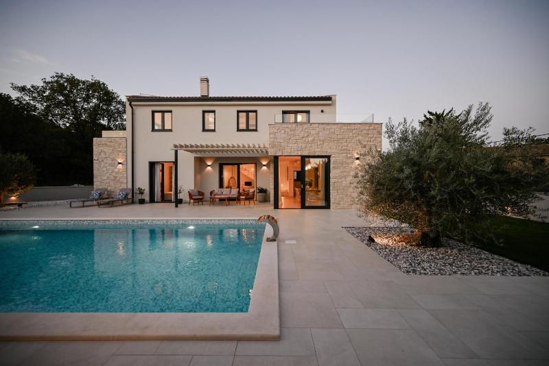 Deluxe Villa Vonskari with Heated Pool and Complete Privacy - image 6