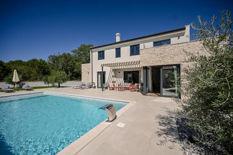 Deluxe Villa Vonskari with Heated Pool and Complete Privacy - image 5