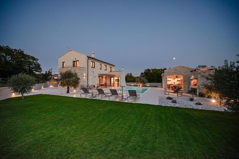 Deluxe Villa Vonskari with Heated Pool and Complete Privacy - image 33