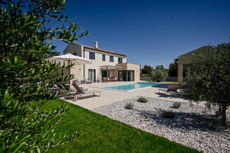 Deluxe Villa Vonskari with Heated Pool and Complete Privacy - image 7
