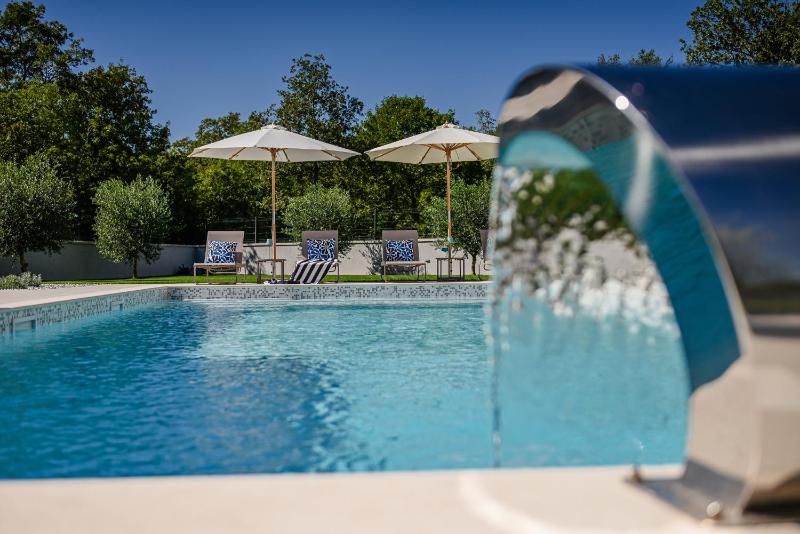Deluxe Villa Vonskari with Heated Pool and Complete Privacy - image 8