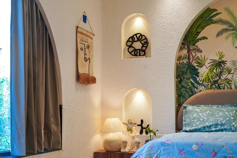 Zoe Cozy Escape with Big Projector - image 8
