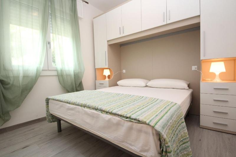 Rosolina apartment with parking - image 9