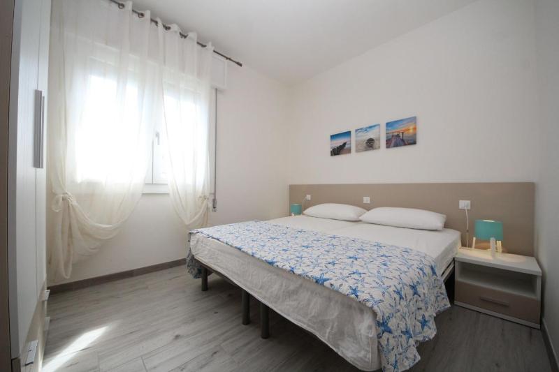 Rosolina apartment with parking - image 4