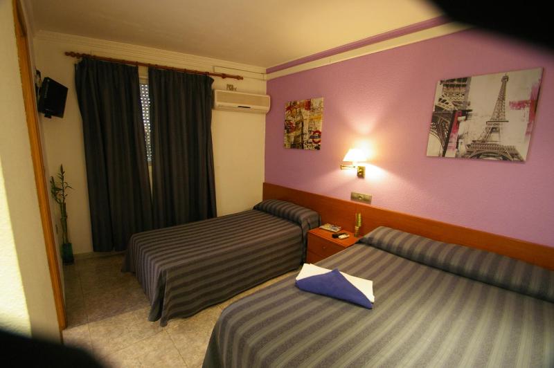 Twin Room image 1