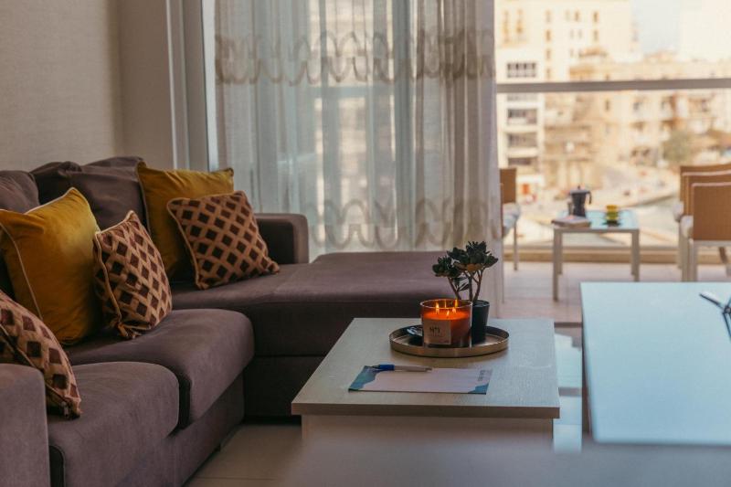 Seaside Luxe Spinola Bay Apartment by Buena Vista - image 3