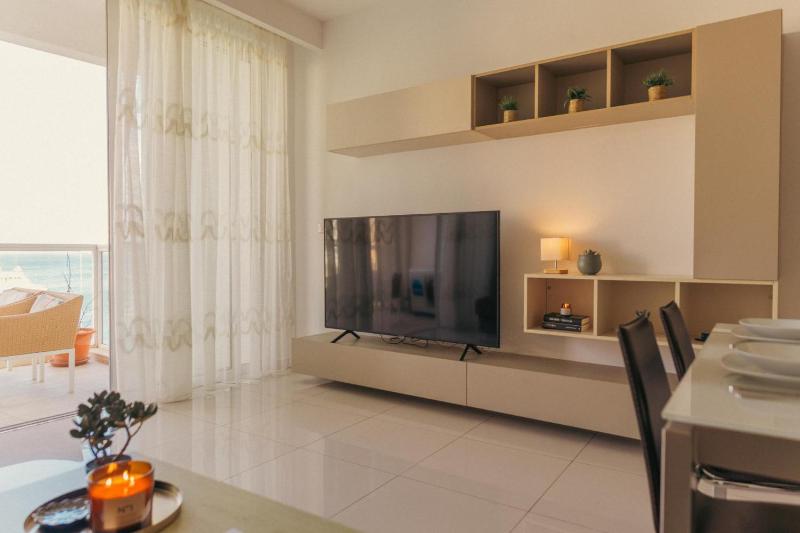 Seaside Luxe Spinola Bay Apartment by Buena Vista - image 10