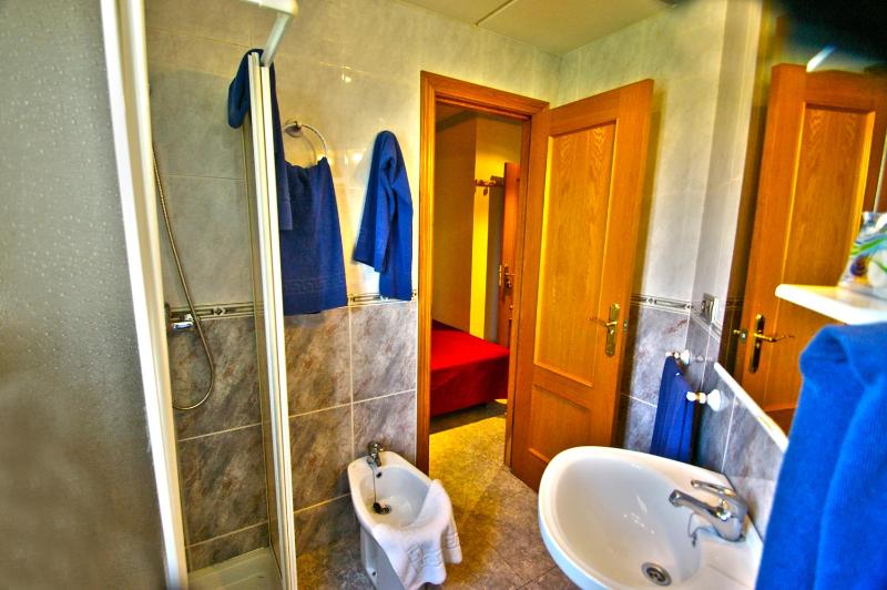 Twin Room image 4