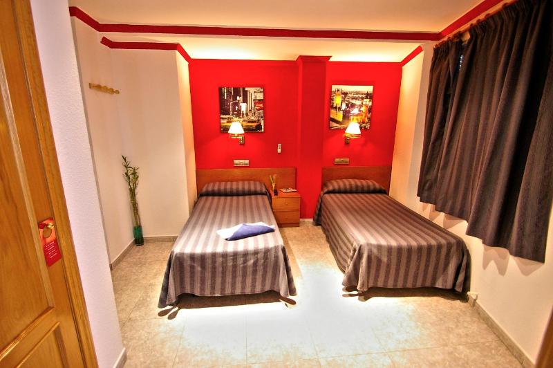 Economy Twin Room without Windows image 4