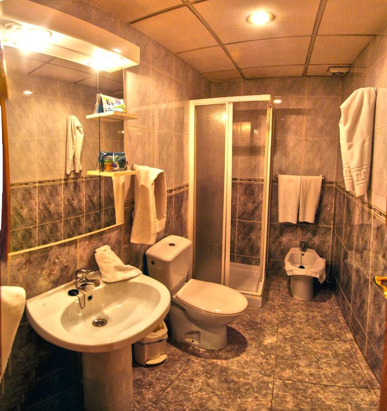 Twin Room image 2