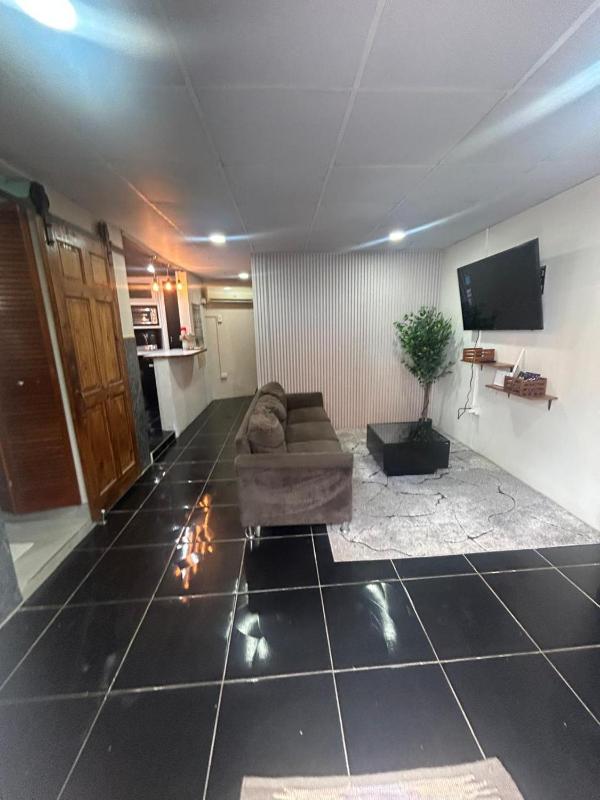 Enchanting and walkable Uptown POS city studio 2 bedrooms - image 1