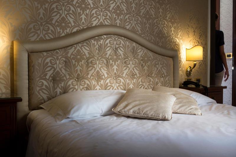 Deluxe Double Room with Canal View image 2