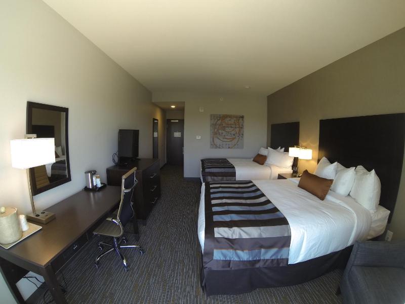 Deluxe Queen Room with Two Queen Beds and Mountain View - Non-Smoking image 4