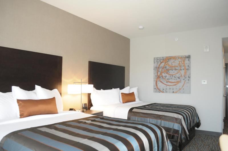 Queen Room with Two Queen Beds and Mobility/Hearing Access - Non-Smoking image 4