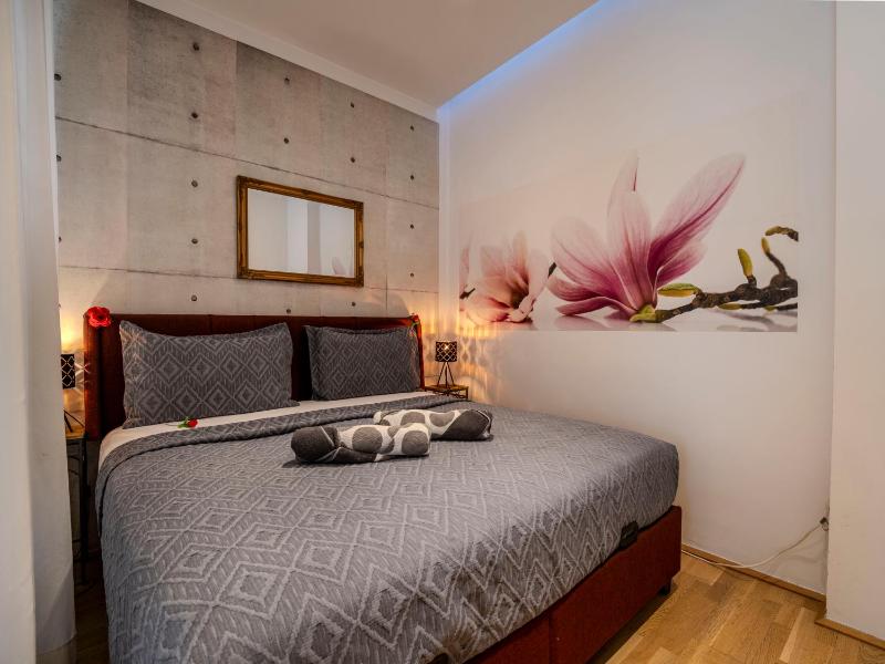 Apartment With Balcony for 4 near Westbahnhof & Mariahilfer Strasse - image 13