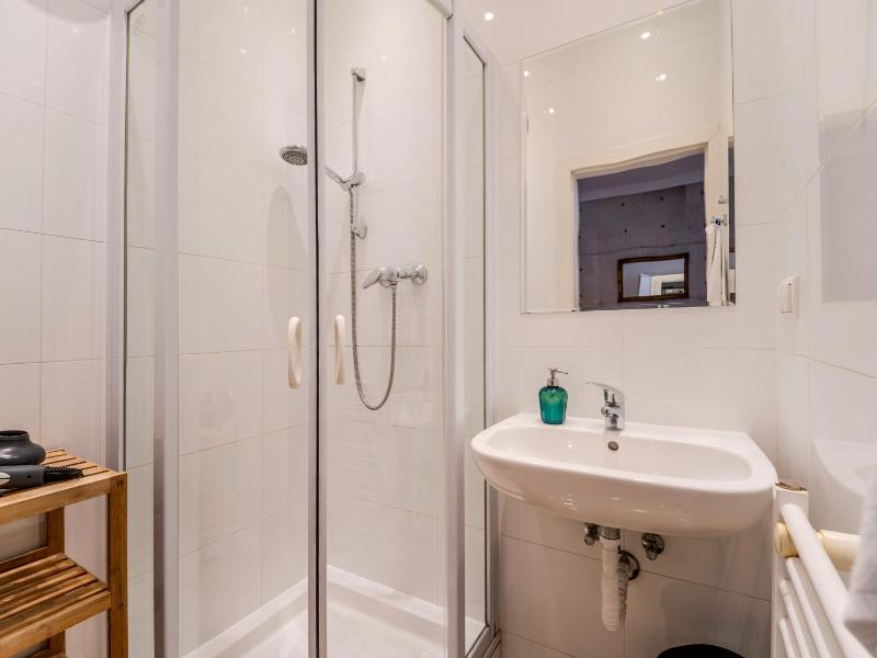 Apartment With Balcony for 4 near Westbahnhof & Mariahilfer Strasse - image 12
