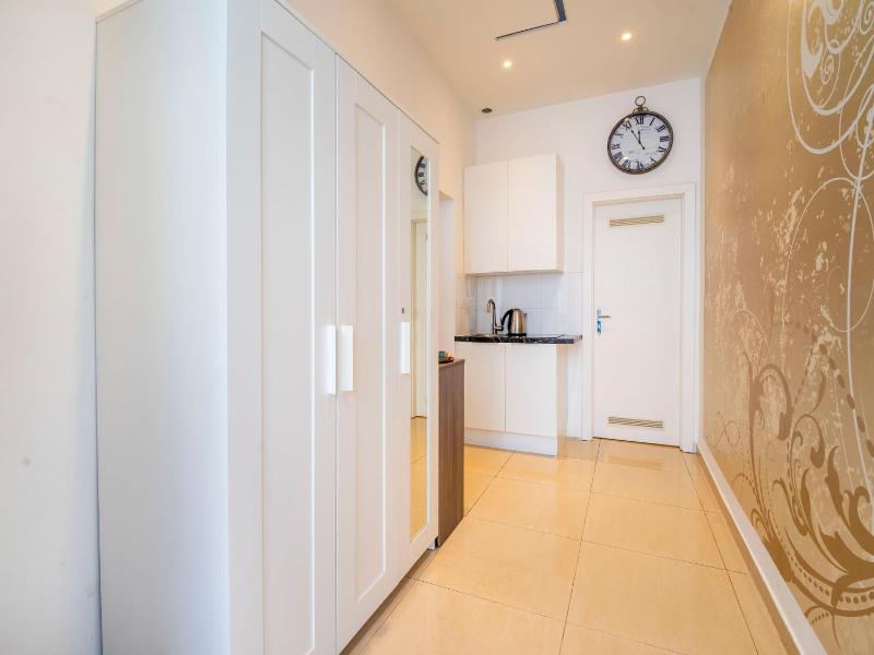 Apartment With Balcony for 4 near Westbahnhof & Mariahilfer Strasse - image 5