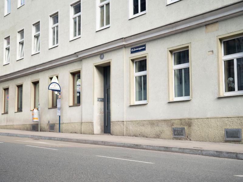 Apartment With Balcony for 4 near Westbahnhof & Mariahilfer Strasse - image 9