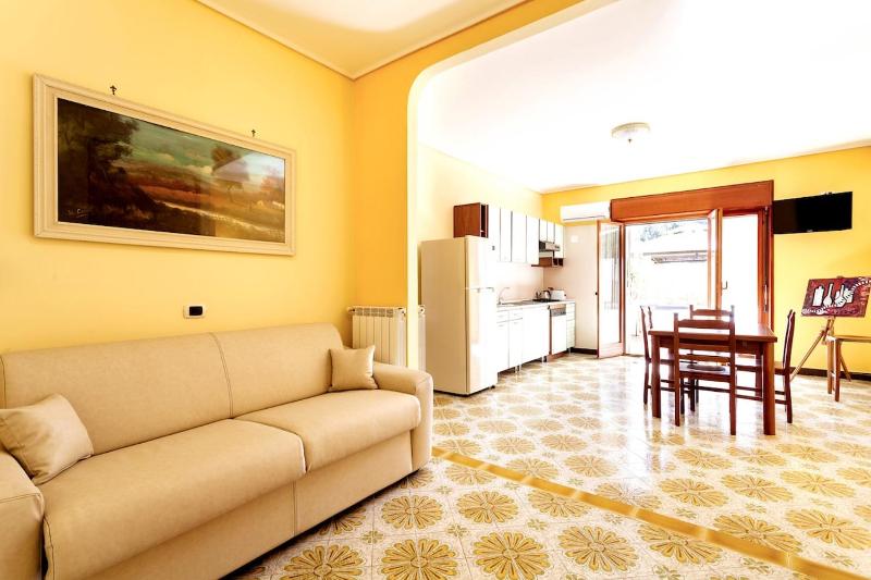 Flat Margot Central Sorrento 2BR 2BT Flat Sleeps 4 terrace - image 12