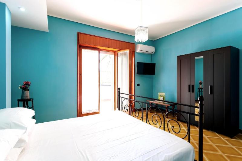 Flat Margot Central Sorrento 2BR 2BT Flat Sleeps 4 terrace - image 11