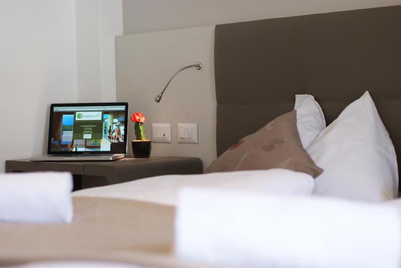 Economy Double Room - Street Side image 2