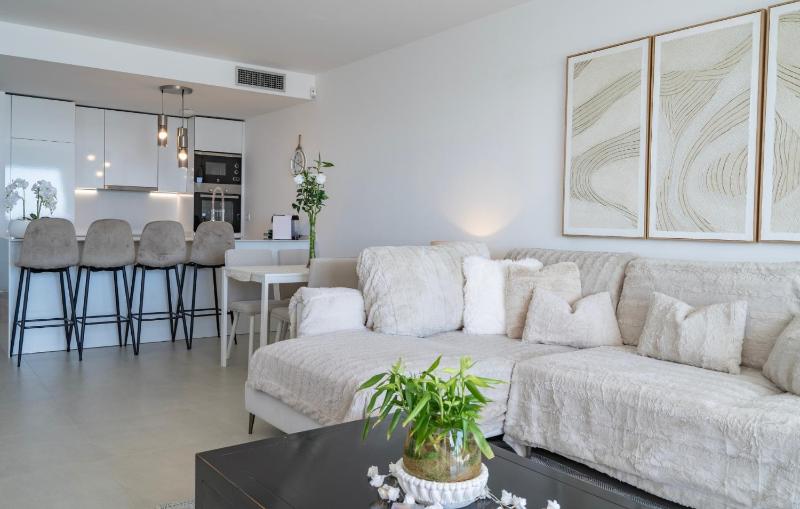 Modern 2 Bedroom Apartment with Panoramic Sea Views - image 19