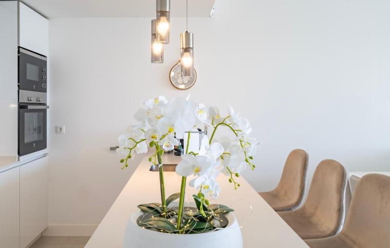 Modern 2 Bedroom Apartment with Panoramic Sea Views - image 5