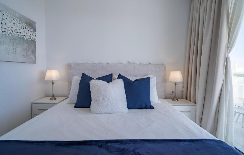 Modern 2 Bedroom Apartment with Panoramic Sea Views - image 35