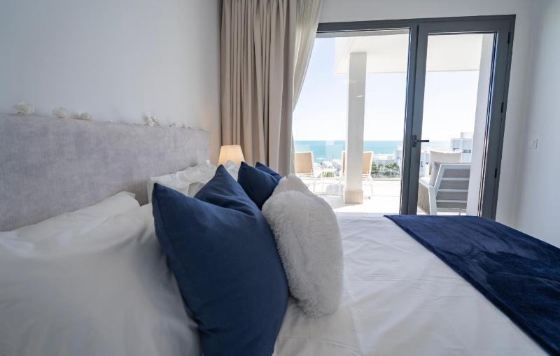 Modern 2 Bedroom Apartment with Panoramic Sea Views - image 15