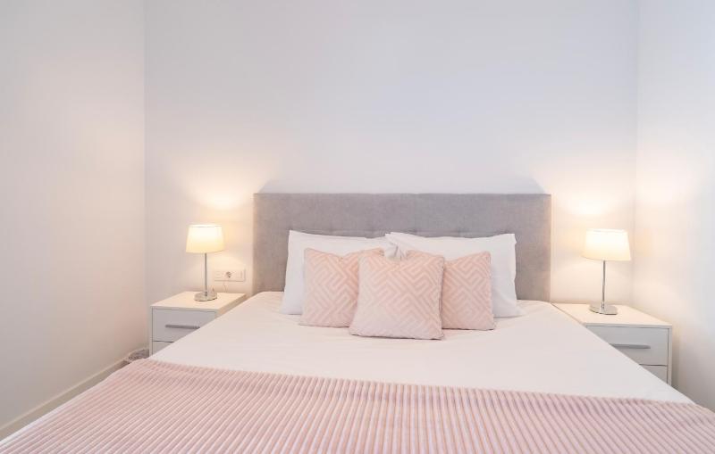 Modern 2 Bedroom Apartment with Panoramic Sea Views - image 12
