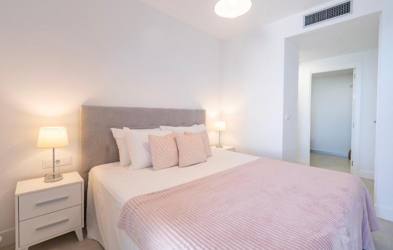 Modern 2 Bedroom Apartment with Panoramic Sea Views - image 21