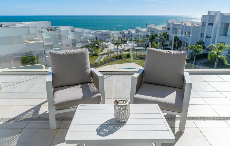 Modern 2 Bedroom Apartment with Panoramic Sea Views - image 13