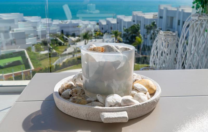 Modern 2 Bedroom Apartment with Panoramic Sea Views - image 28