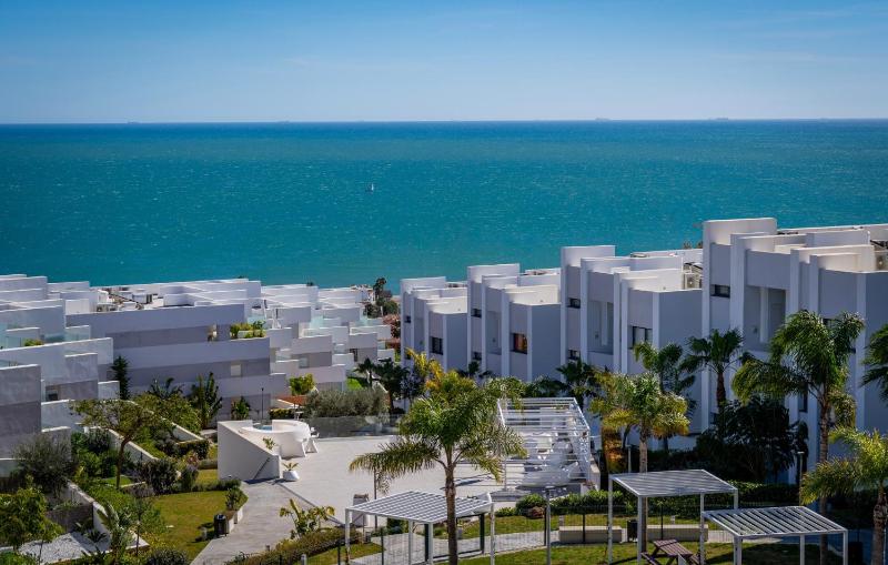 Modern 2 Bedroom Apartment with Panoramic Sea Views - image 25