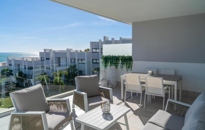 Modern 2 Bedroom Apartment with Panoramic Sea Views - image 14