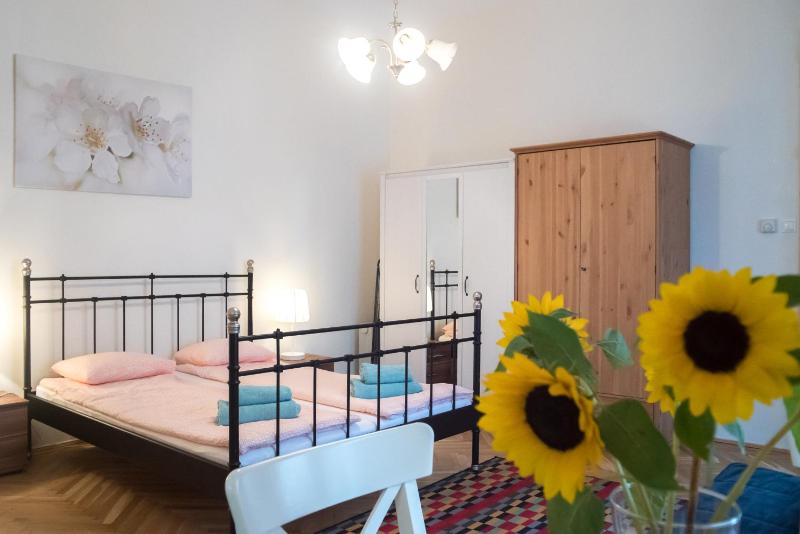 Friendly home in the center - image 10