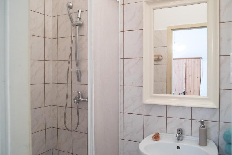 Friendly home in the center - image 12