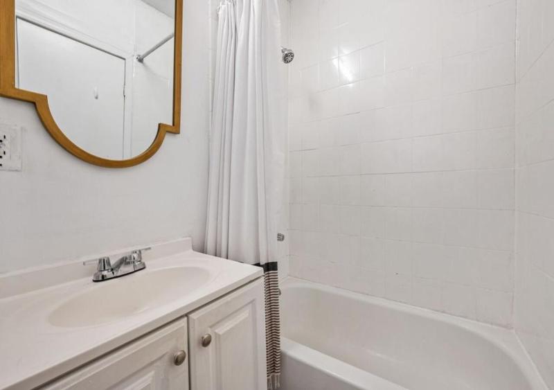 Upper West Side Furnished 1 Bedroom Apartment June to Aug 90 days stay required - image 9