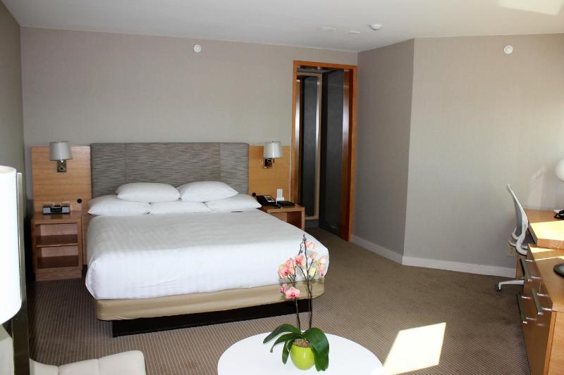 Corner King Room with Harbour View image 2