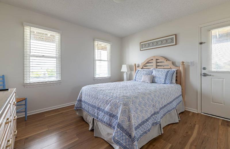 Summer Dream - Corolla Whalehead 300 Yds to Beach Ocean View Foosball Pool Hot Tub Pets OK - image 9